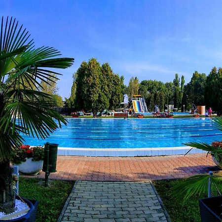Hotel Forras Komarom Bagian luar foto