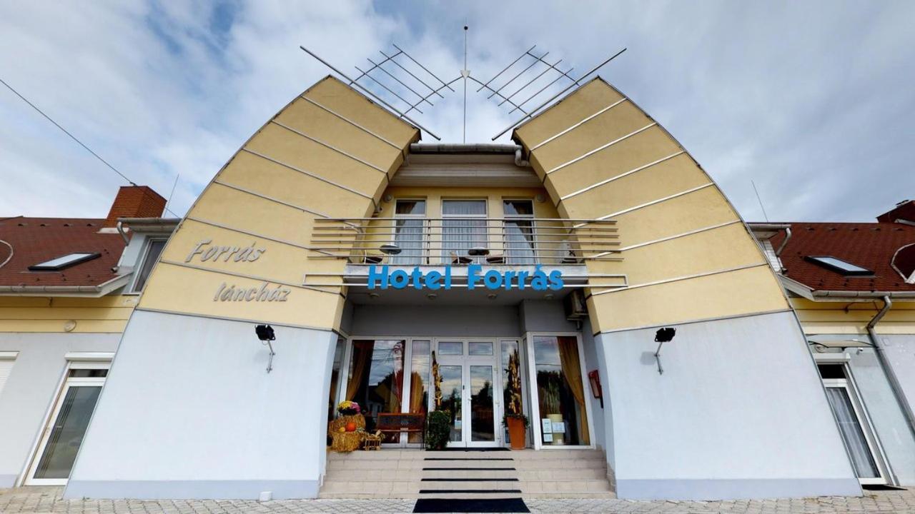 Hotel Forras Komarom Bagian luar foto