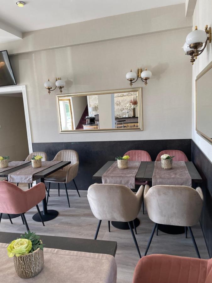Hotel Forras Komarom Bagian luar foto
