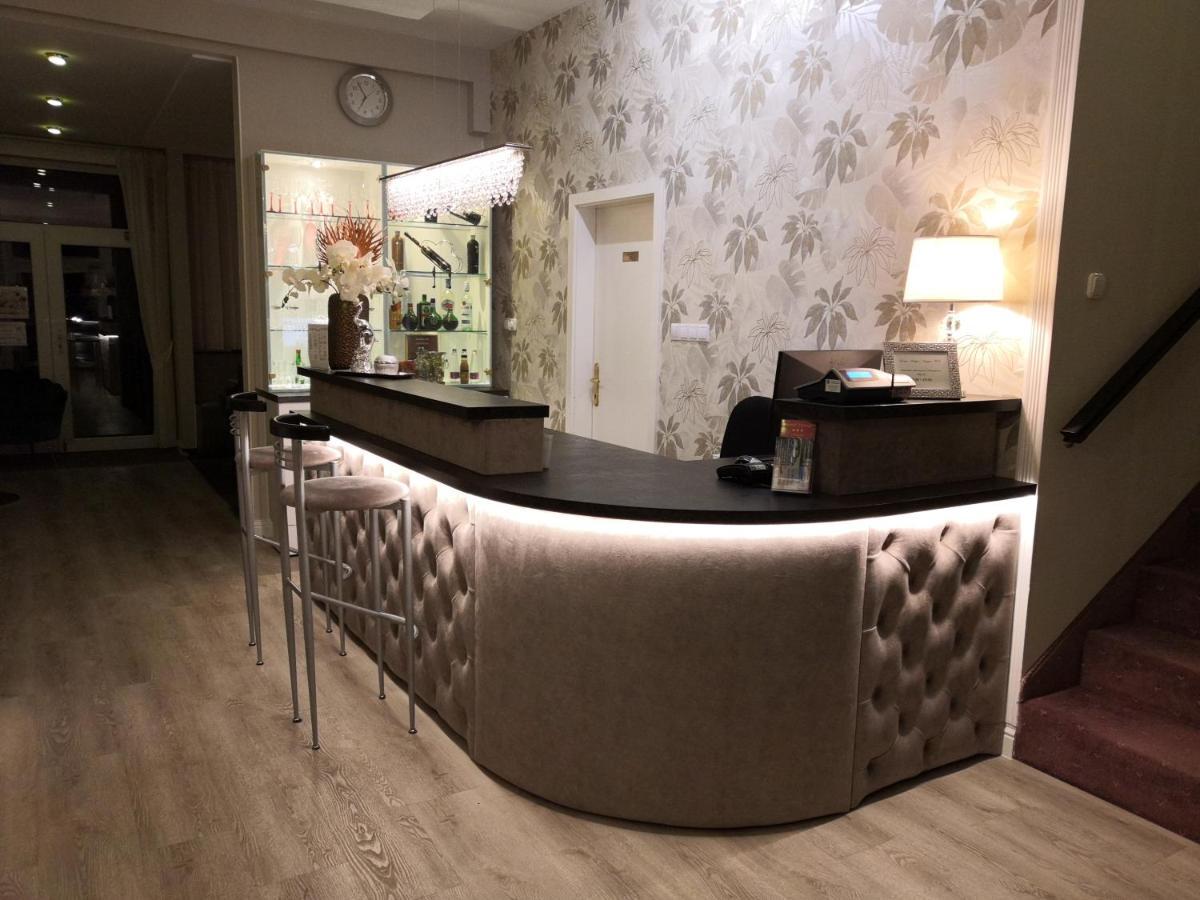 Hotel Forras Komarom Bagian luar foto