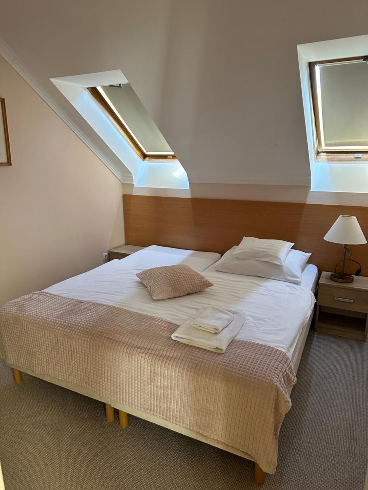 Hotel Forras Komarom Bagian luar foto