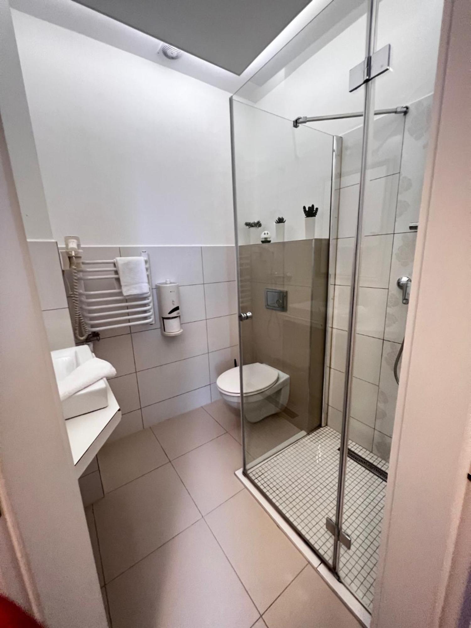Hotel Forras Komarom Bagian luar foto