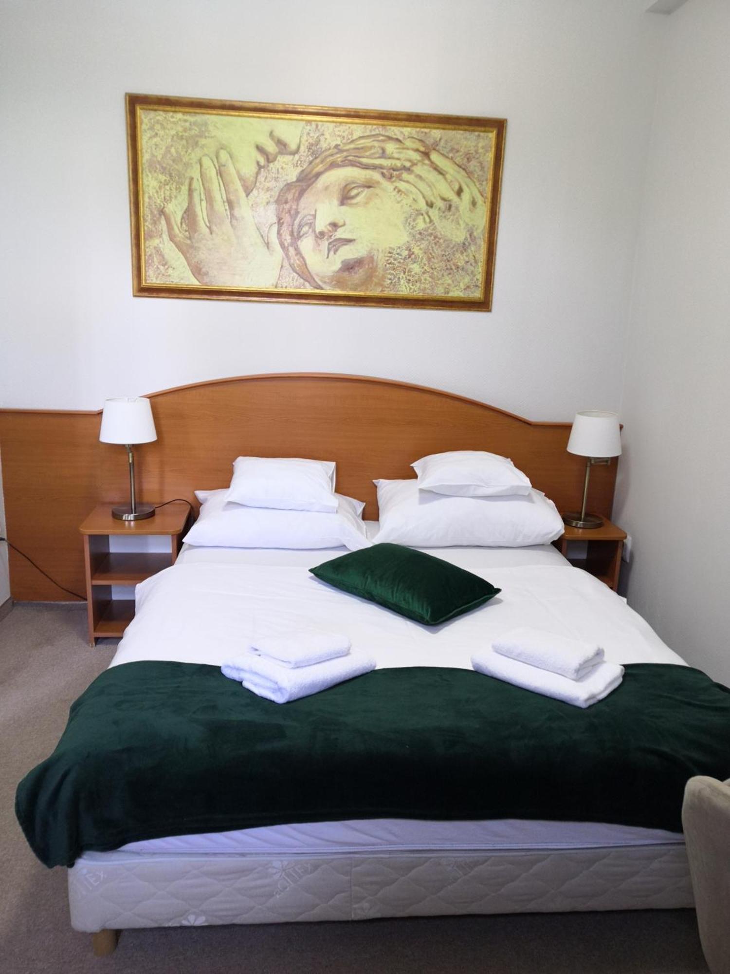 Hotel Forras Komarom Bagian luar foto