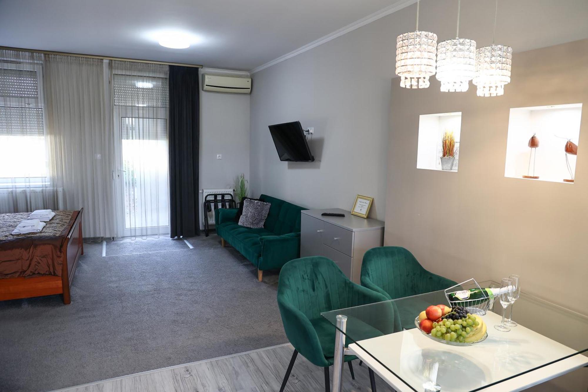 Hotel Forras Komarom Bagian luar foto