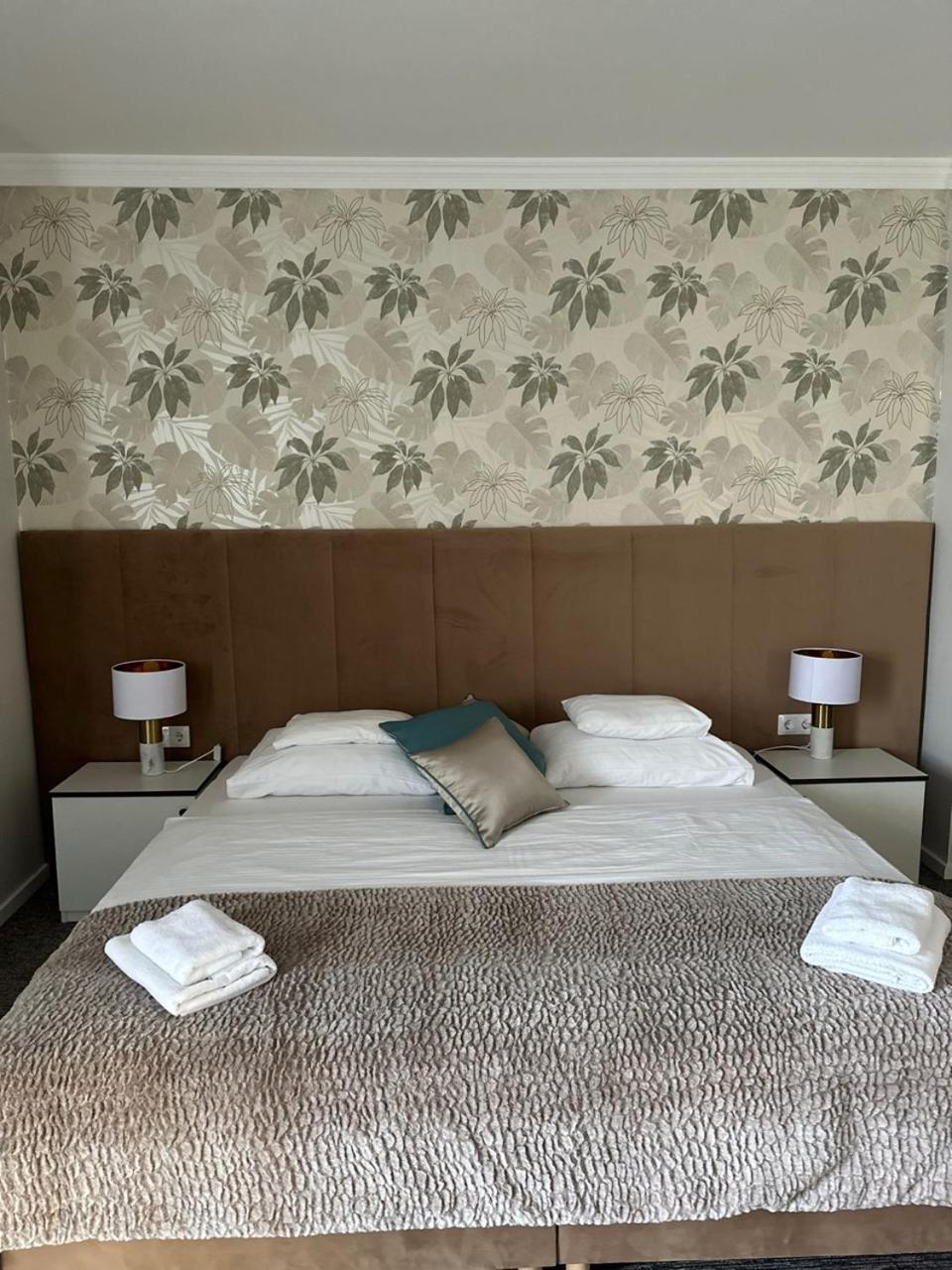 Hotel Forras Komarom Bagian luar foto