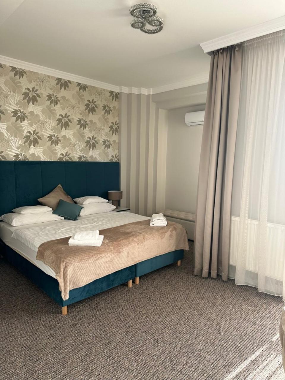 Hotel Forras Komarom Bagian luar foto