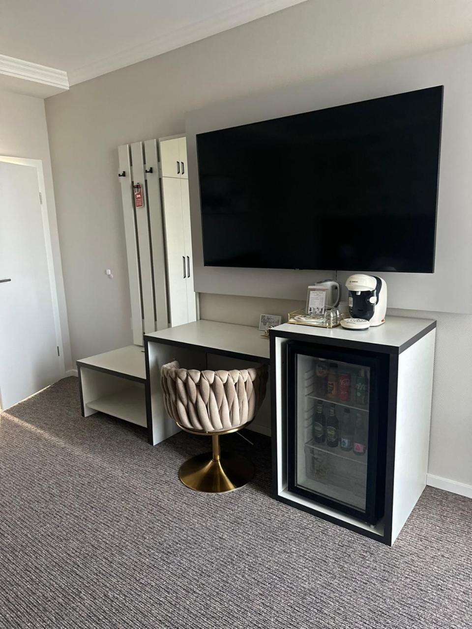 Hotel Forras Komarom Bagian luar foto