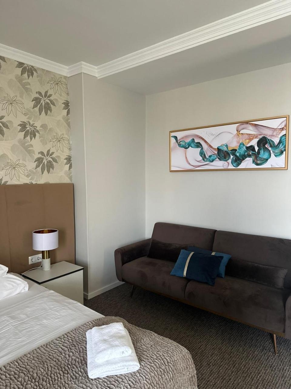 Hotel Forras Komarom Bagian luar foto