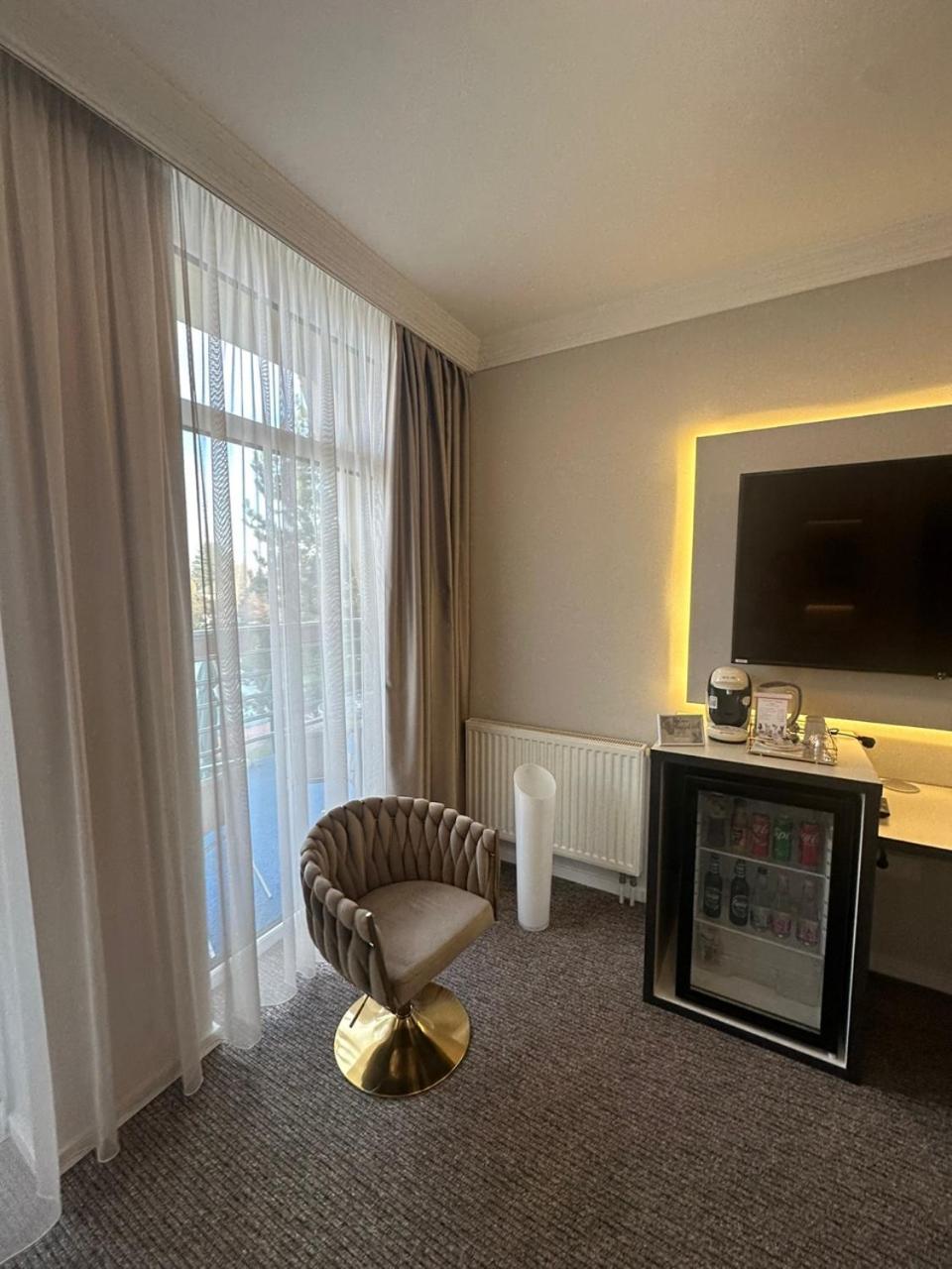 Hotel Forras Komarom Bagian luar foto