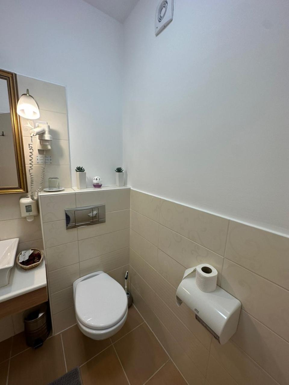 Hotel Forras Komarom Bagian luar foto