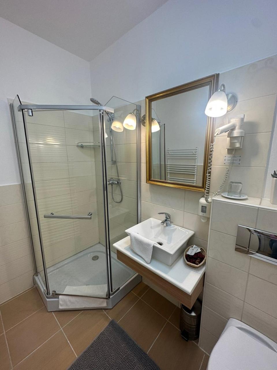 Hotel Forras Komarom Bagian luar foto
