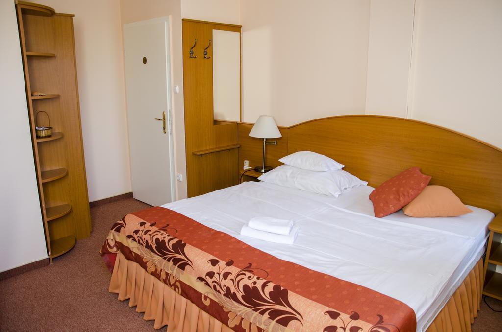 Hotel Forras Komarom Bagian luar foto