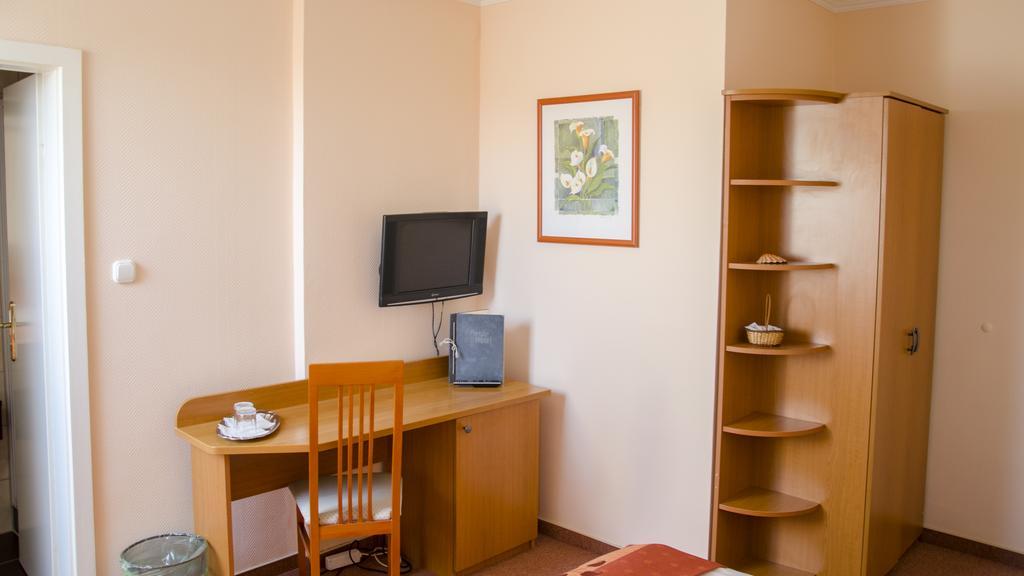 Hotel Forras Komarom Bagian luar foto