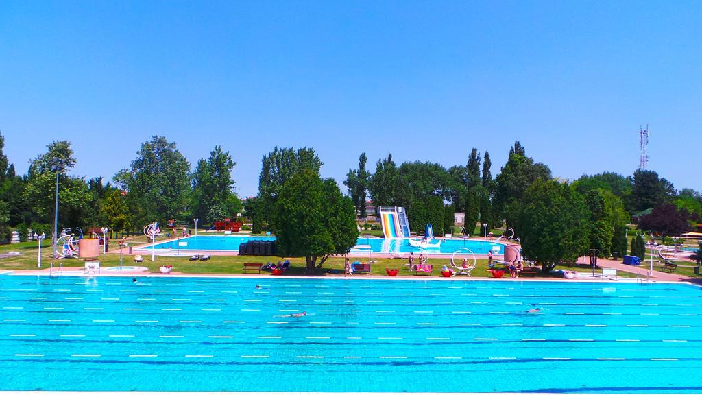 Hotel Forras Komarom Bagian luar foto