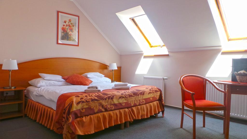 Hotel Forras Komarom Bagian luar foto