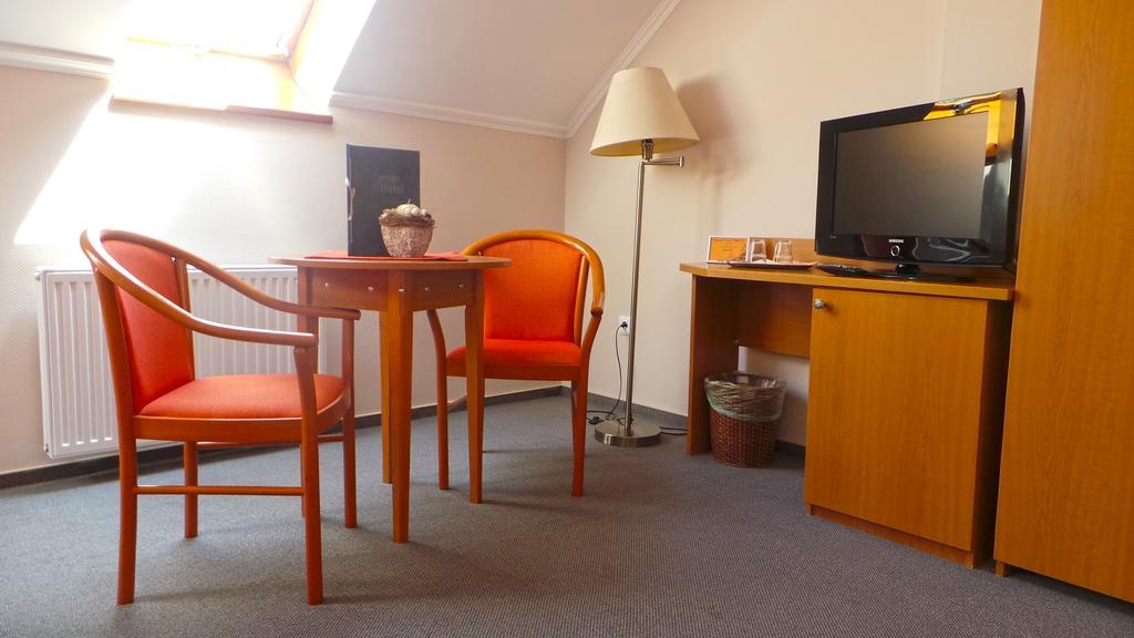 Hotel Forras Komarom Bagian luar foto