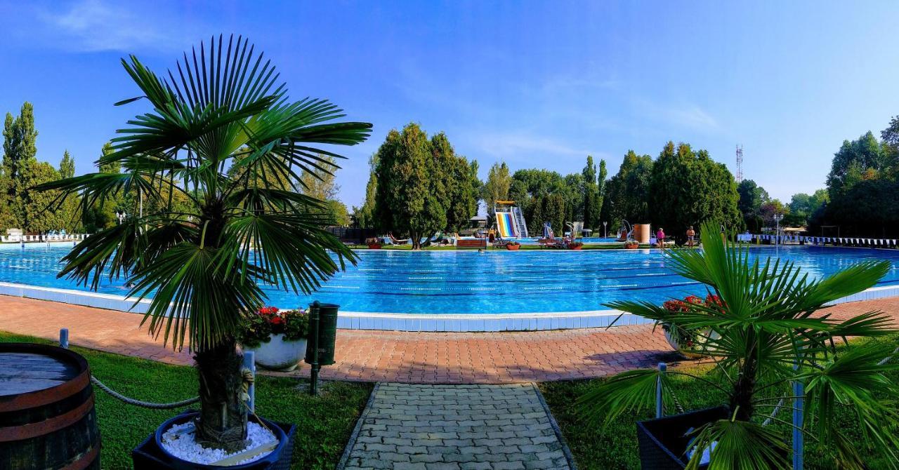 Hotel Forras Komarom Bagian luar foto