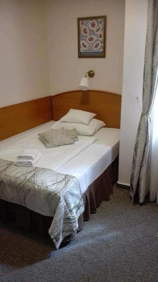 Hotel Forras Komarom Bagian luar foto